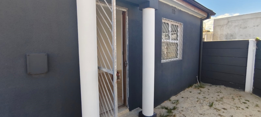 5 Bedroom Property for Sale in Strandfontein Village Western Cape